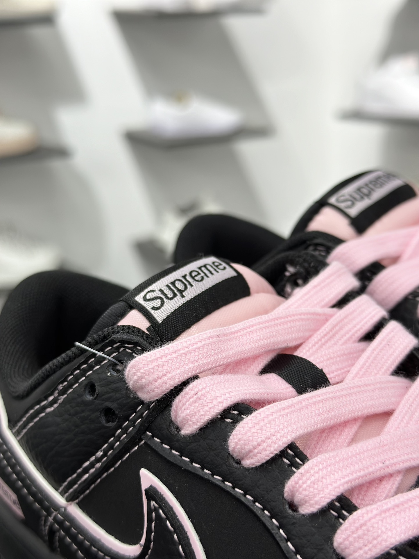 280 Nike SB Dunk Low x Superme 黑粉小勾  QW5836-014