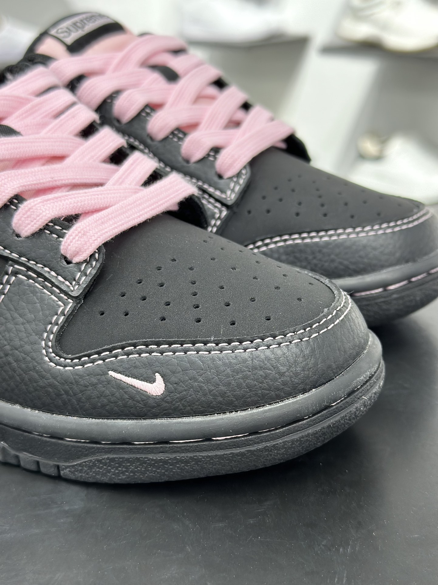 280 Nike SB Dunk Low x Superme 黑粉小勾  QW5836-014