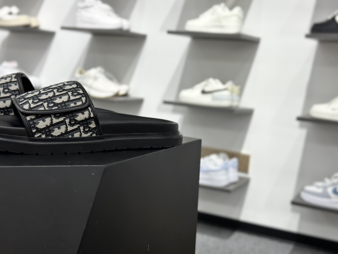 240 Dior迪奥 最新款H-Town 系列 Oblique 厚底 拖鞋 凉鞋 广东纯原出品 这款 Dior H-Town 凉鞋致敬运动风格经典标识-Chinese UA Cheap High Quatity Brand Clothes Bags handbags Sneakers wholesale wholesaler seller from China Factory suppliers Fashion Clothing Shoes best Quality Beautiful Price 240 Dior迪奥 最新款H-Town 系列 Oblique 厚底 拖鞋 凉鞋 广东纯原出品 这款 Dior H-Town 凉鞋致敬运动风格经典标识