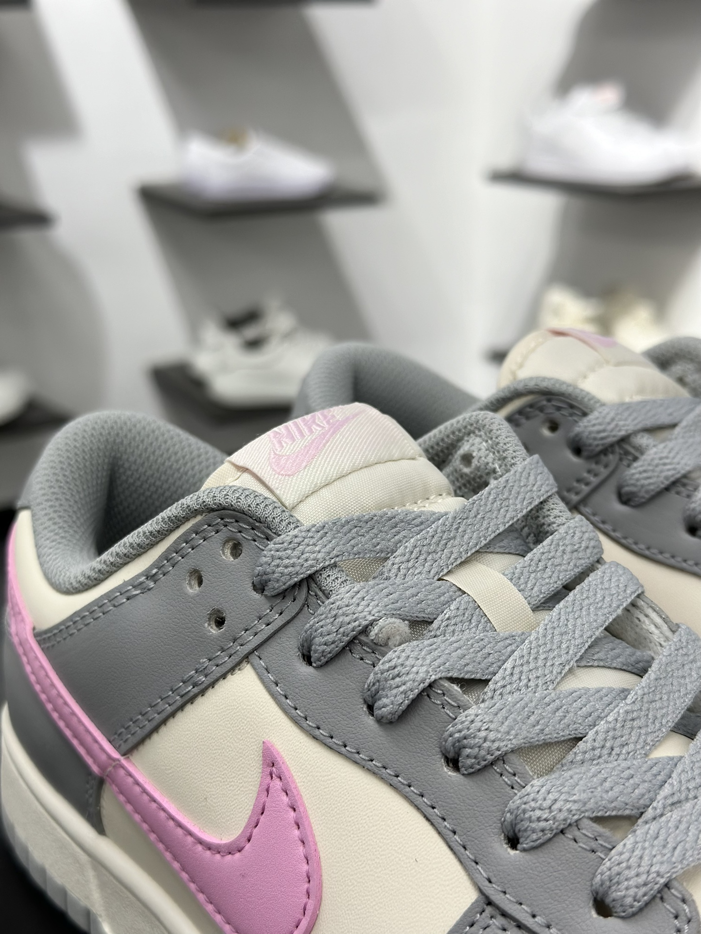 200 NIKE SB Dunk Low  DD1873-002