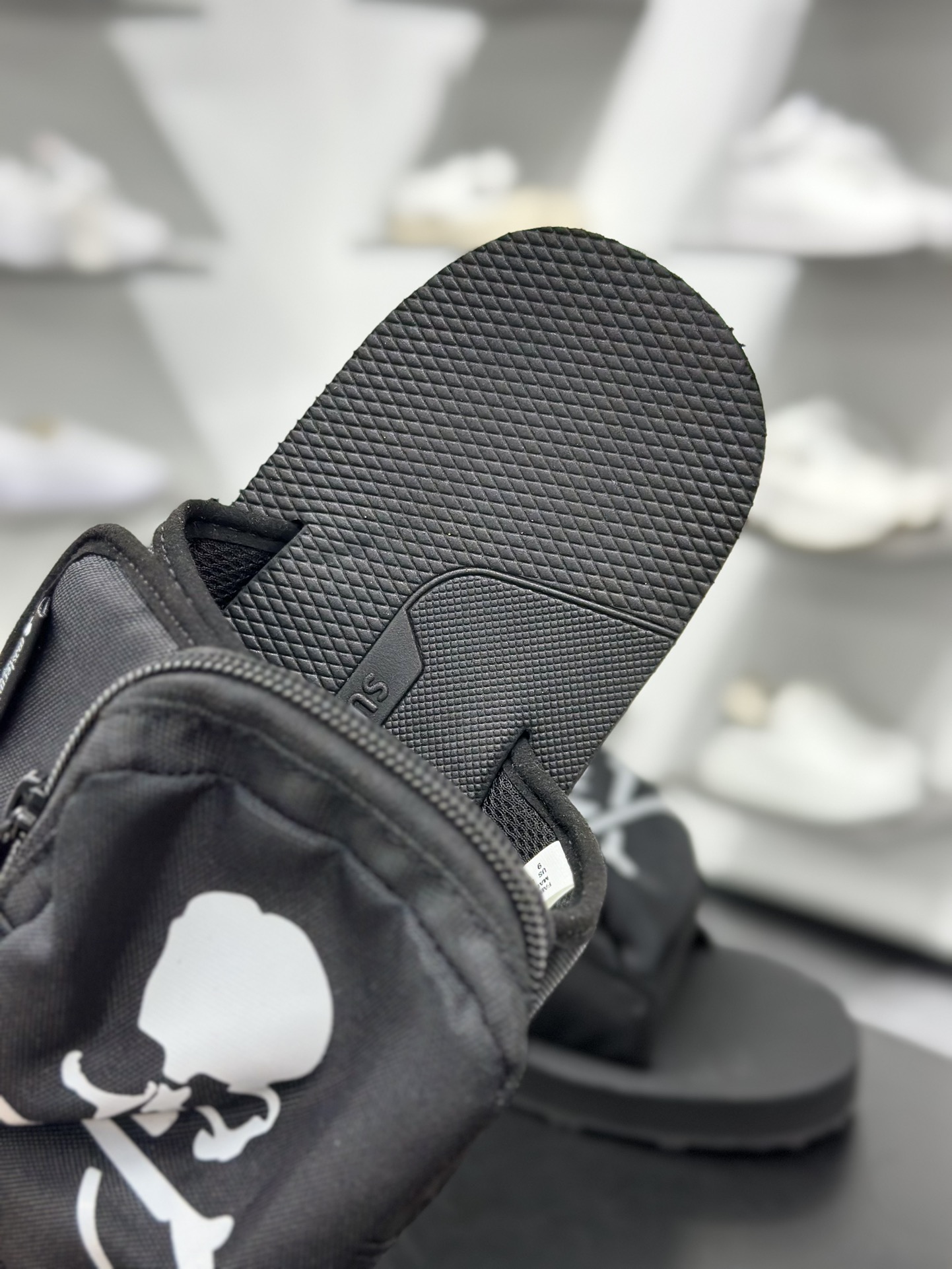 mastermind JAPAN x Suicoke MMJ联名骷髅标志刺绣露趾时尚凉拖