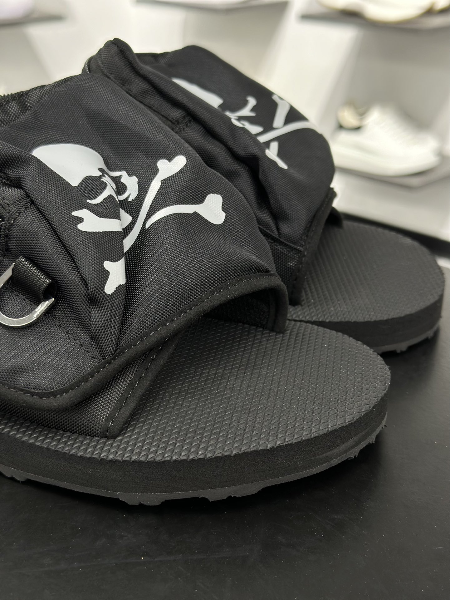 mastermind JAPAN x Suicoke MMJ联名骷髅标志刺绣露趾时尚凉拖