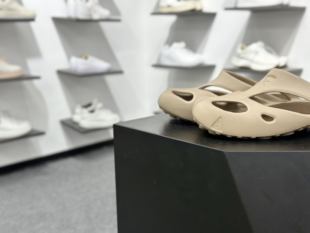 160 科恩Keen Shanti Comfortable Slip-On Clog 亮丽人生系列穆勒风包头式溯溪涉水洞洞休闲户外露营凉拖鞋 1027373-Chinese UA Cheap High Quatity Brand Clothes Bags handbags Sneakers wholesale wholesaler seller from China Factory suppliers Fashion Clothing Shoes best Quality Beautiful Price 160 科恩Keen Shanti Comfortable Slip-On Clog 亮丽人生系列穆勒风包头式溯溪涉水洞洞休闲户外露营凉拖鞋 1027373