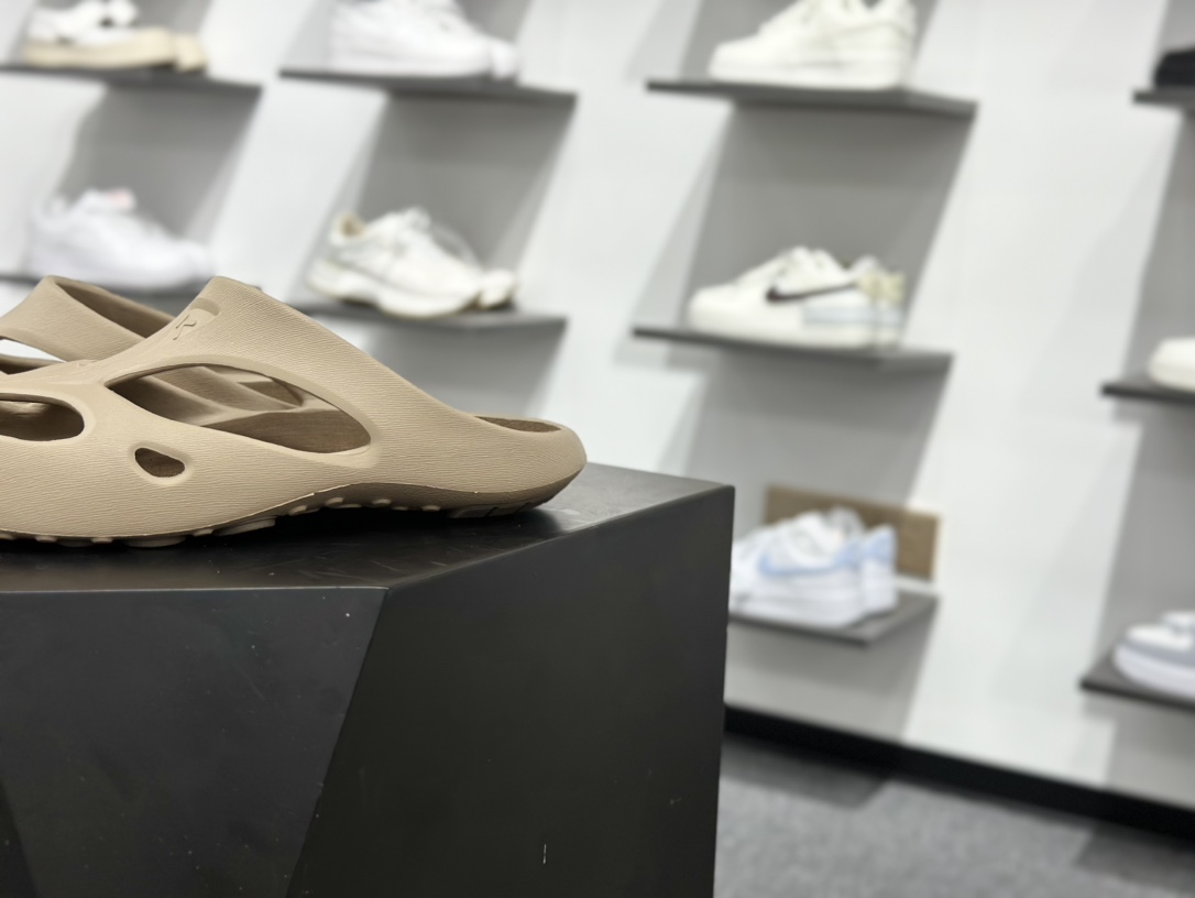 160 科恩Keen Shanti Comfortable Slip-On Clog 亮丽人生系列穆勒风包头式溯溪涉水洞洞休闲户外露营凉拖鞋 1027373-Chinese UA Cheap High Quatity Brand Clothes Bags handbags Sneakers wholesale wholesaler seller from China Factory suppliers Fashion Clothing Shoes best Quality Beautiful Price 160 科恩Keen Shanti Comfortable Slip-On Clog 亮丽人生系列穆勒风包头式溯溪涉水洞洞休闲户外露营凉拖鞋 1027373