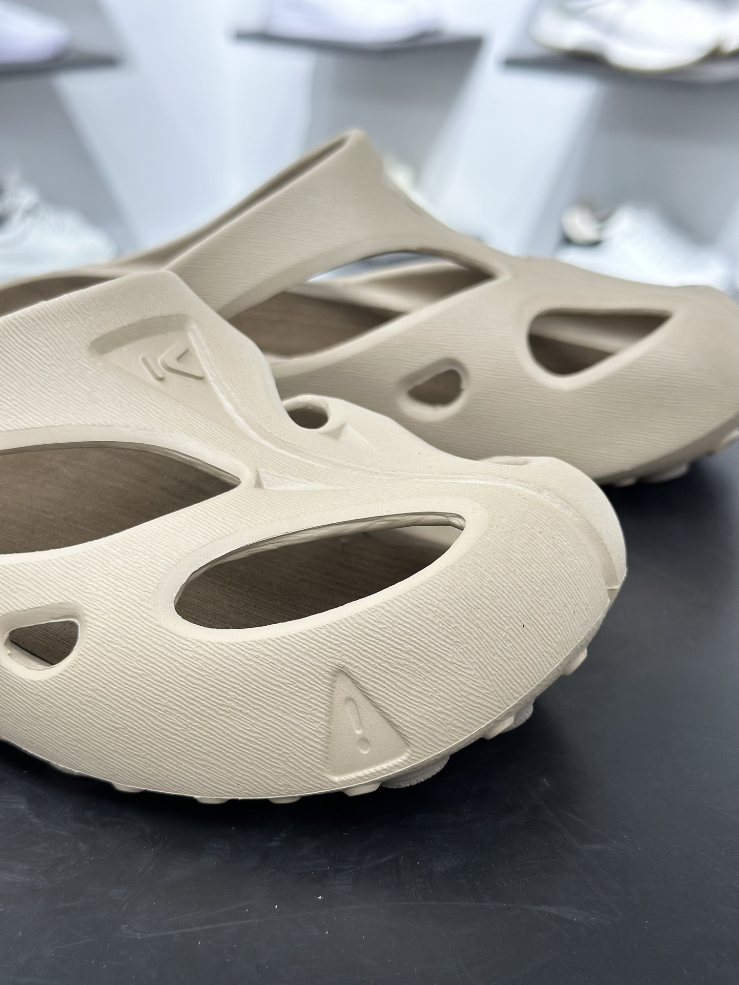 160 科恩Keen Shanti Comfortable Slip-On Clog 亮丽人生系列穆勒风包头式溯溪涉水洞洞休闲户外露营凉拖鞋 1027373-Chinese UA Cheap High Quatity Brand Clothes Bags handbags Sneakers wholesale wholesaler seller from China Factory suppliers Fashion Clothing Shoes best Quality Beautiful Price 160 科恩Keen Shanti Comfortable Slip-On Clog 亮丽人生系列穆勒风包头式溯溪涉水洞洞休闲户外露营凉拖鞋 1027373