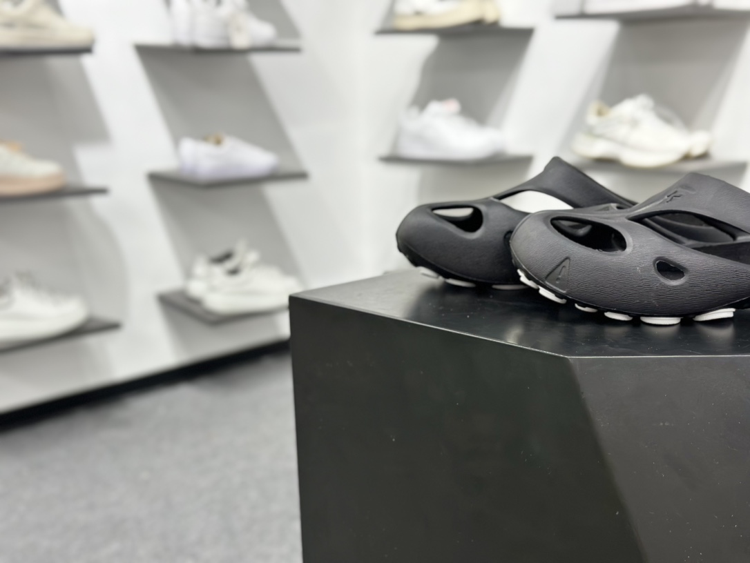 160 科恩Keen Shanti Comfortable Slip-On Clog 亮丽人生系列穆勒风包头式溯溪涉水洞洞休闲户外露营凉拖鞋 1026263-Chinese UA Cheap High Quatity Brand Clothes Bags handbags Sneakers wholesale wholesaler seller from China Factory suppliers Fashion Clothing Shoes best Quality Beautiful Price 160 科恩Keen Shanti Comfortable Slip-On Clog 亮丽人生系列穆勒风包头式溯溪涉水洞洞休闲户外露营凉拖鞋 1026263