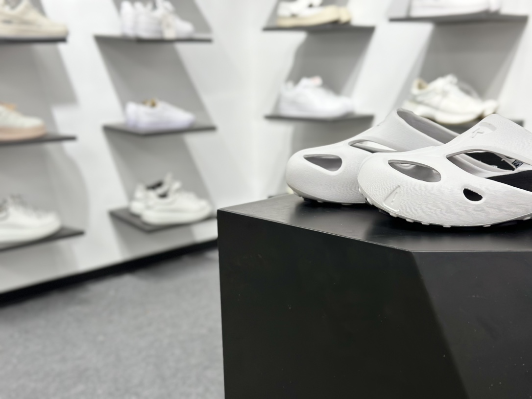 160 科恩Keen Shanti Comfortable Slip-On Clog 亮丽人生系列穆勒风包头式溯溪涉水洞洞休闲户外露营凉拖鞋 1026264-Chinese UA Cheap High Quatity Brand Clothes Bags handbags Sneakers wholesale wholesaler seller from China Factory suppliers Fashion Clothing Shoes best Quality Beautiful Price 160 科恩Keen Shanti Comfortable Slip-On Clog 亮丽人生系列穆勒风包头式溯溪涉水洞洞休闲户外露营凉拖鞋 1026264