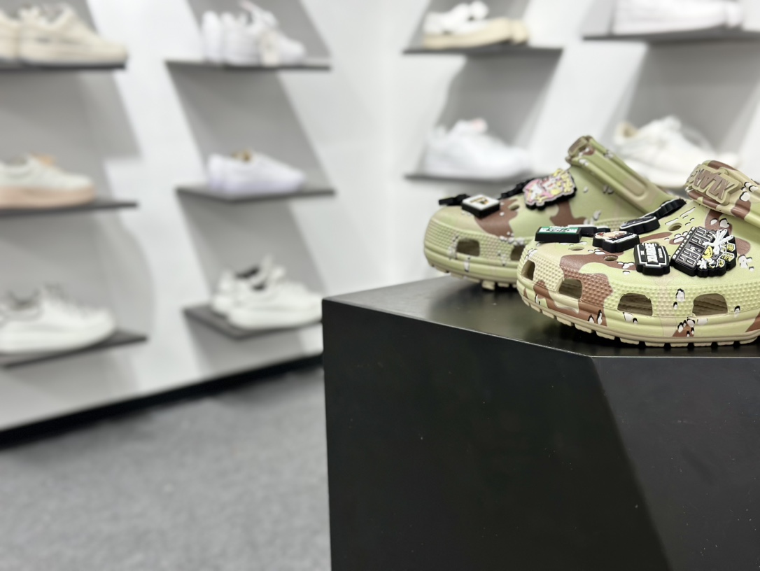 140 Crocs卡骆驰 Classic clog 全幅印花 洞洞鞋 经典一脚蹬包头洞洞鞋