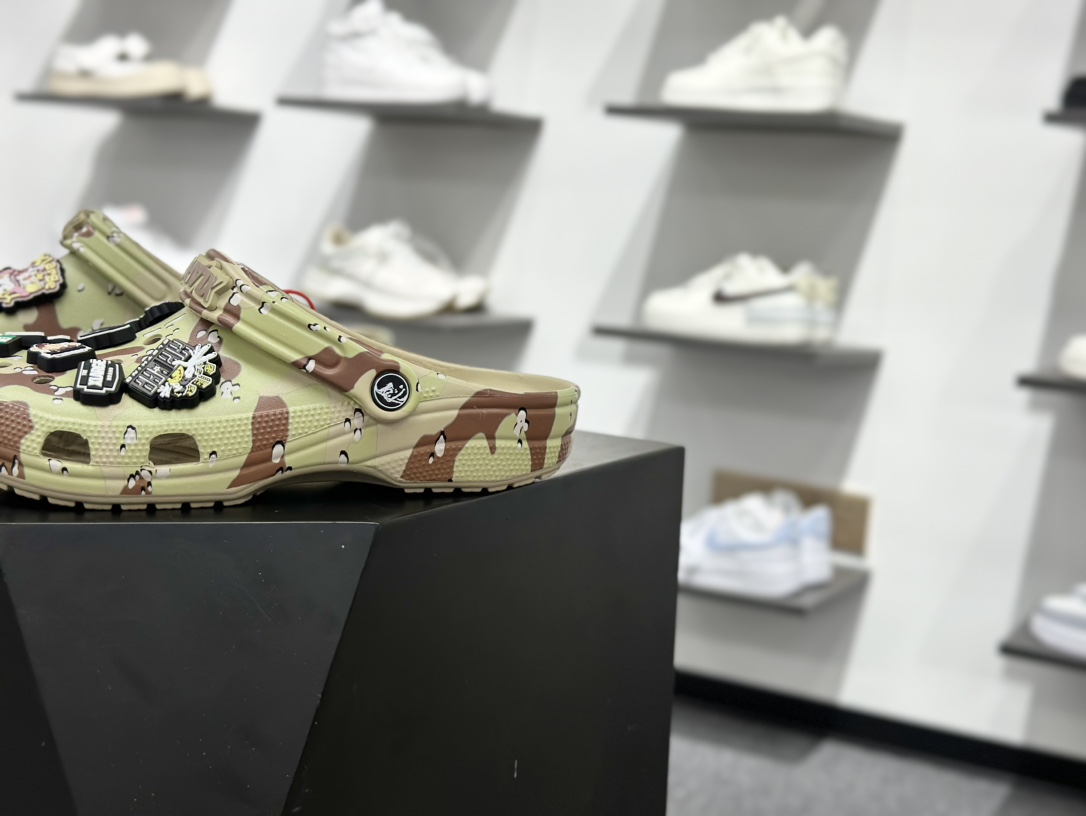 140 Crocs卡骆驰 Classic clog 全幅印花 洞洞鞋 经典一脚蹬包头洞洞鞋