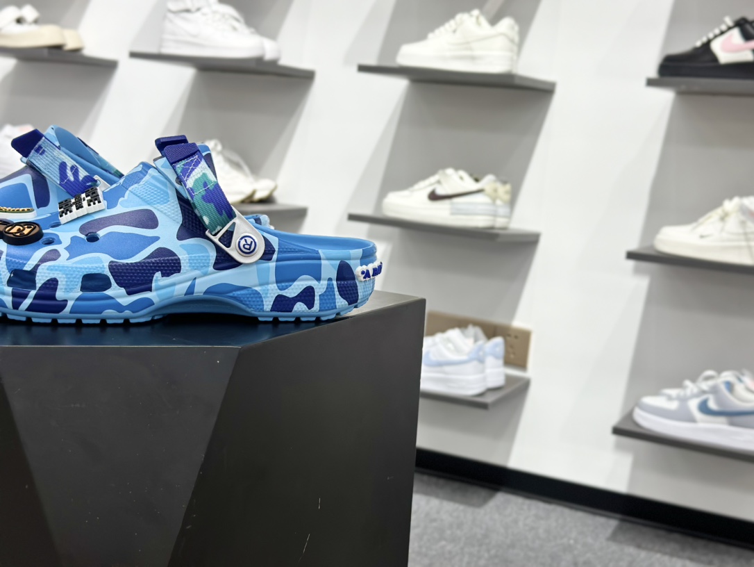 120 BATHING APE x Crocs Classic clog 卡骆驰Bape联名迷彩印花舒适百搭洞洞鞋-Chinese UA Cheap High Quatity Brand Clothes Bags handbags Sneakers wholesale wholesaler seller from China Factory suppliers Fashion Clothing Shoes best Quality Beautiful Price 120 BATHING APE x Crocs Classic clog 卡骆驰Bape联名迷彩印花舒适百搭洞洞鞋