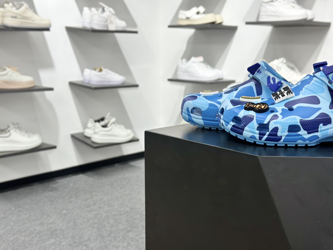 120 BATHING APE x Crocs Classic clog 卡骆驰Bape联名迷彩印花舒适百搭洞洞鞋-Chinese UA Cheap High Quatity Brand Clothes Bags handbags Sneakers wholesale wholesaler seller from China Factory suppliers Fashion Clothing Shoes best Quality Beautiful Price 120 BATHING APE x Crocs Classic clog 卡骆驰Bape联名迷彩印花舒适百搭洞洞鞋