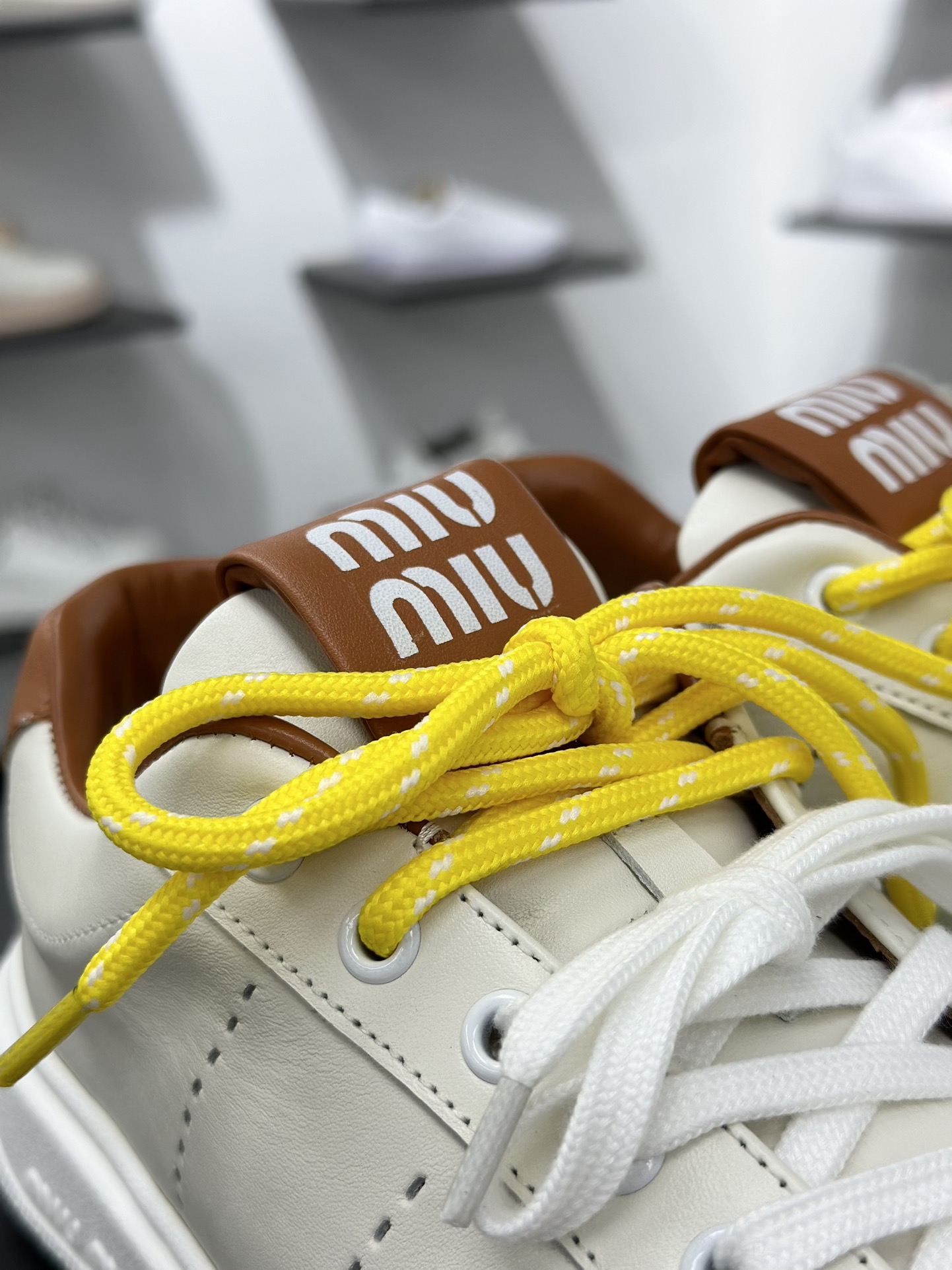 320 MiuMiu 百搭单品缪家早春新款 主打最新款 休闲小白鞋上新复古有时髦-Chinese UA Cheap High Quatity Brand Clothes Bags handbags Sneakers wholesale wholesaler seller from China Factory suppliers Fashion Clothing Shoes best Quality Beautiful Price 320 MiuMiu 百搭单品缪家早春新款 主打最新款 休闲小白鞋上新复古有时髦