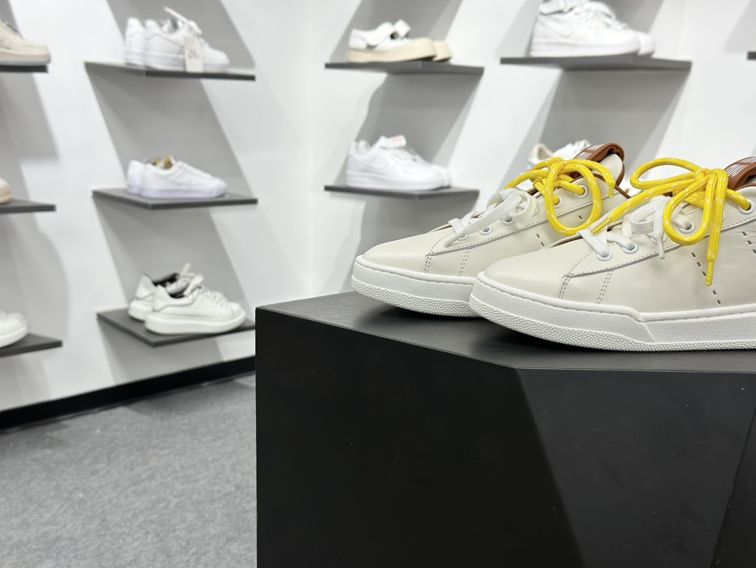 320 MiuMiu 百搭单品缪家早春新款 主打最新款 休闲小白鞋上新复古有时髦-Chinese UA Cheap High Quatity Brand Clothes Bags handbags Sneakers wholesale wholesaler seller from China Factory suppliers Fashion Clothing Shoes best Quality Beautiful Price 320 MiuMiu 百搭单品缪家早春新款 主打最新款 休闲小白鞋上新复古有时髦