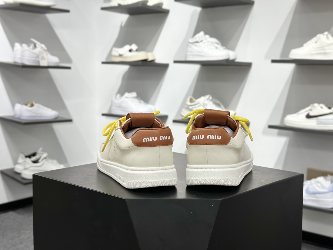 320 MiuMiu 百搭单品缪家早春新款 主打最新款 休闲小白鞋上新复古有时髦-Chinese UA Cheap High Quatity Brand Clothes Bags handbags Sneakers wholesale wholesaler seller from China Factory suppliers Fashion Clothing Shoes best Quality Beautiful Price 320 MiuMiu 百搭单品缪家早春新款 主打最新款 休闲小白鞋上新复古有时髦