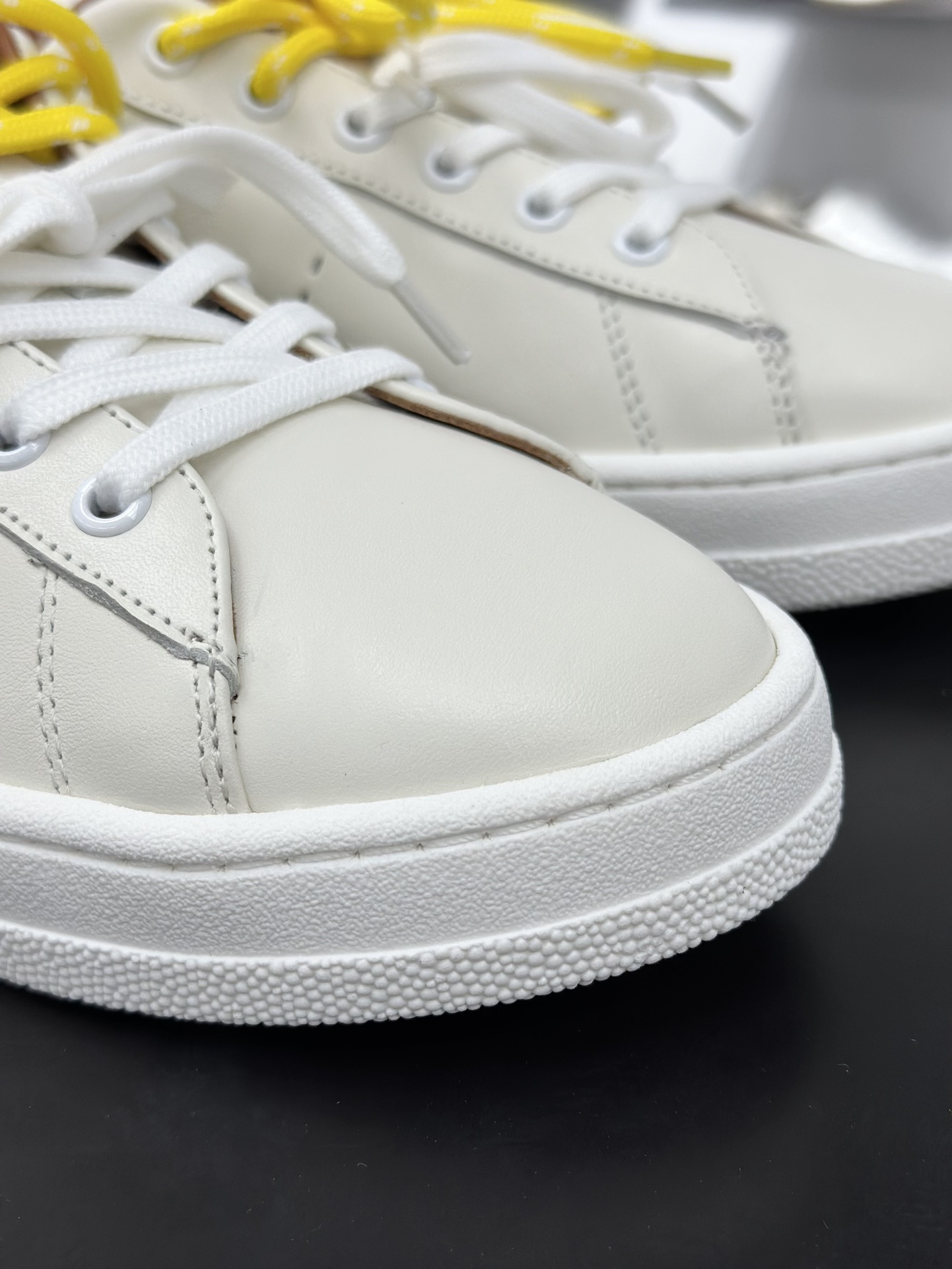 320 MiuMiu 百搭单品缪家早春新款 主打最新款 休闲小白鞋上新复古有时髦-Chinese UA Cheap High Quatity Brand Clothes Bags handbags Sneakers wholesale wholesaler seller from China Factory suppliers Fashion Clothing Shoes best Quality Beautiful Price 320 MiuMiu 百搭单品缪家早春新款 主打最新款 休闲小白鞋上新复古有时髦