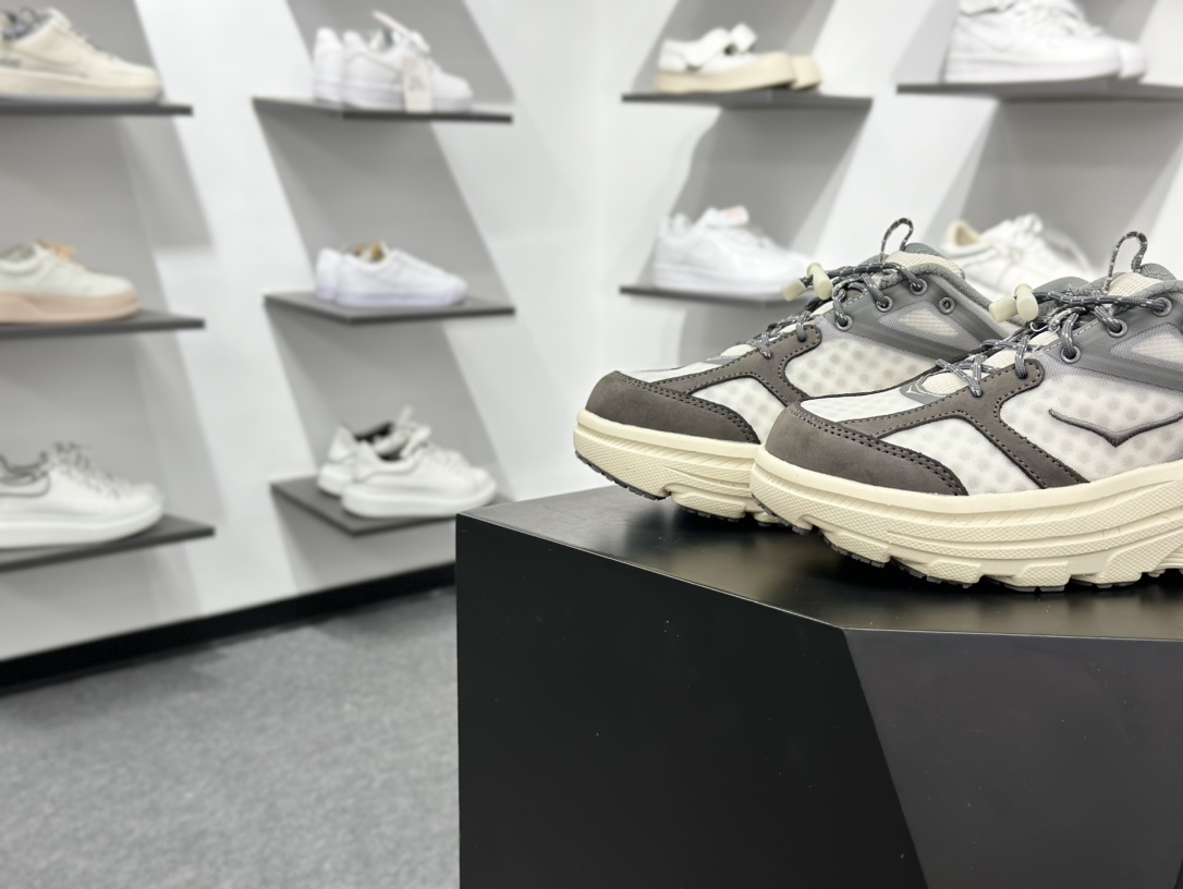 180 HOKA ONEU BONDI B3LS 舒适防滑耐磨低帮休闲跑步鞋 1155351-CYWH-Chinese UA Cheap High Quatity Brand Clothes Bags handbags Sneakers wholesale wholesaler seller from China Factory suppliers Fashion Clothing Shoes best Quality Beautiful Price 180 HOKA ONEU BONDI B3LS 舒适防滑耐磨低帮休闲跑步鞋 1155351-CYWH