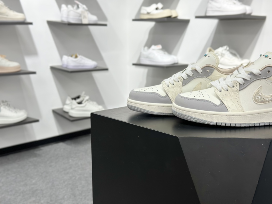 200 Air Jordan AJ1 Low 低帮 IH7323-100-Chinese UA Cheap High Quatity Brand Clothes Bags handbags Sneakers wholesale wholesaler seller from China Factory suppliers Fashion Clothing Shoes best Quality Beautiful Price 200 Air Jordan AJ1 Low 低帮 IH7323-100