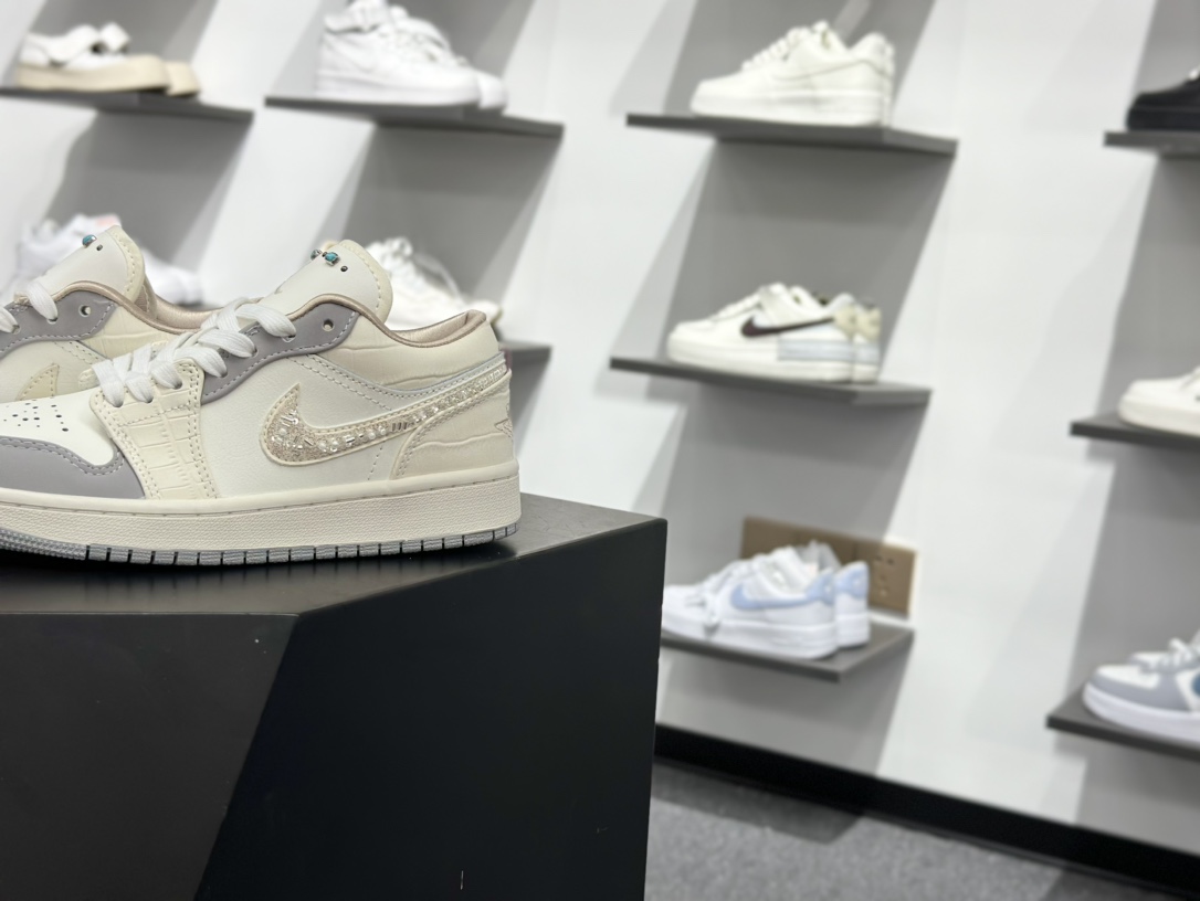 200 Air Jordan AJ1 Low 低帮 IH7323-100-Chinese UA Cheap High Quatity Brand Clothes Bags handbags Sneakers wholesale wholesaler seller from China Factory suppliers Fashion Clothing Shoes best Quality Beautiful Price 200 Air Jordan AJ1 Low 低帮 IH7323-100