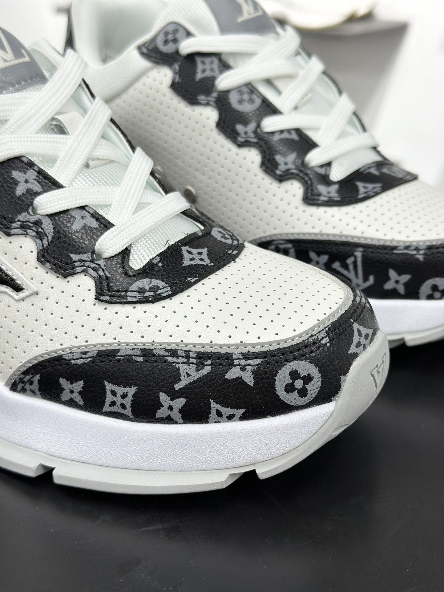 220 LV路易威登板鞋 小白鞋系列 舒适轻泡大底和百搭性霸屏整个时尚娱乐圈 MS1659-Chinese UA Cheap High Quatity Brand Clothes Bags handbags Sneakers wholesale wholesaler seller from China Factory suppliers Fashion Clothing Shoes best Quality Beautiful Price 220 LV路易威登板鞋 小白鞋系列 舒适轻泡大底和百搭性霸屏整个时尚娱乐圈 MS1659