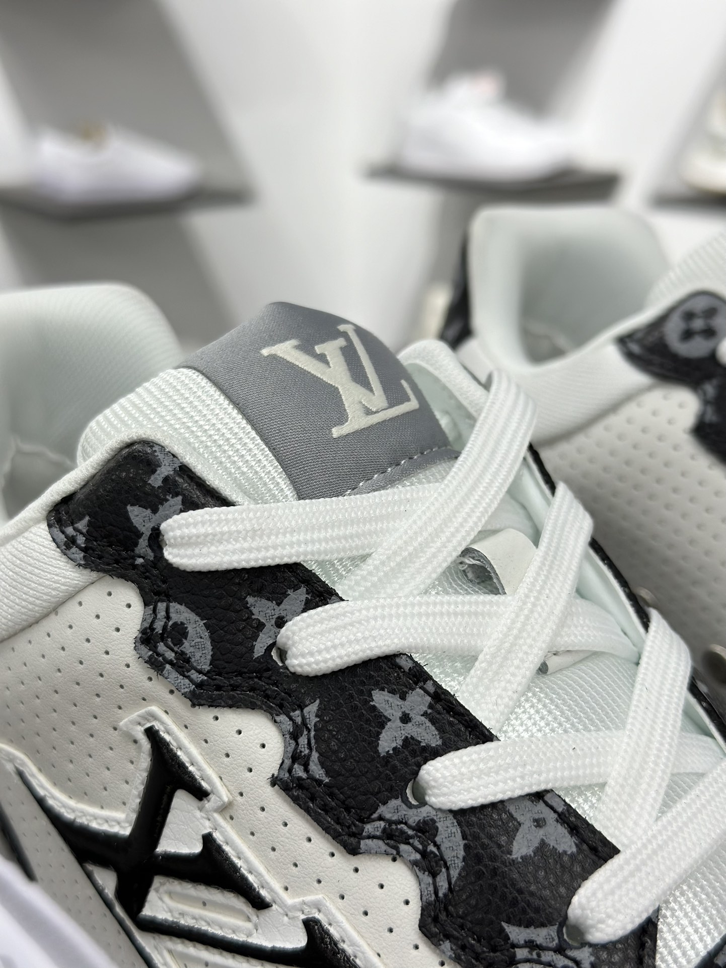 220 LV路易威登板鞋 小白鞋系列 舒适轻泡大底和百搭性霸屏整个时尚娱乐圈 MS1659-Chinese UA Cheap High Quatity Brand Clothes Bags handbags Sneakers wholesale wholesaler seller from China Factory suppliers Fashion Clothing Shoes best Quality Beautiful Price 220 LV路易威登板鞋 小白鞋系列 舒适轻泡大底和百搭性霸屏整个时尚娱乐圈 MS1659