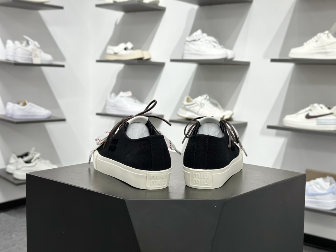 340 缪缪/MiuMiu Washed Denim Low Sneakers 水洗丹宁牛仔系列低帮德训风休闲板鞋“牛仔布黑白” 5E384E_CSL_F0002_F_005-Chinese UA Cheap High Quatity Brand Clothes Bags handbags Sneakers wholesale wholesaler seller from China Factory suppliers Fashion Clothing Shoes best Quality Beautiful Price 340 缪缪/MiuMiu Washed Denim Low Sneakers 水洗丹宁牛仔系列低帮德训风休闲板鞋“牛仔布黑白” 5E384E_CSL_F0002_F_005