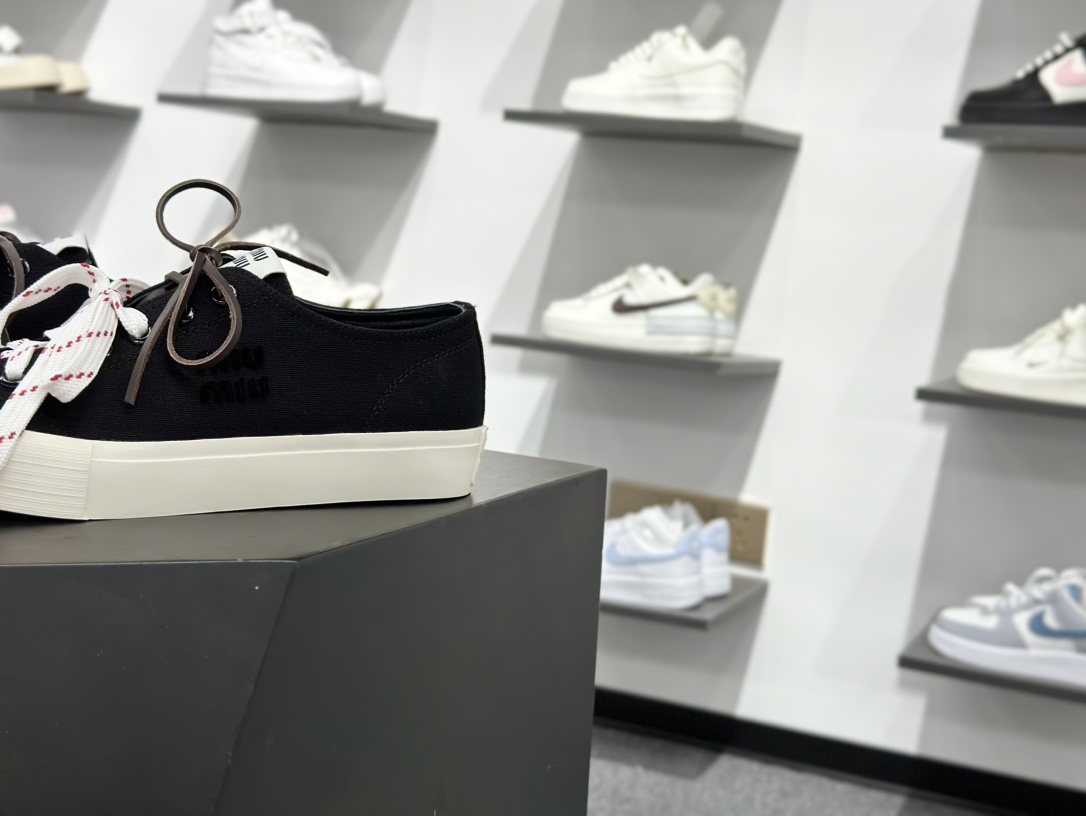 340 缪缪/MiuMiu Washed Denim Low Sneakers 水洗丹宁牛仔系列低帮德训风休闲板鞋“牛仔布黑白” 5E384E_CSL_F0002_F_005-Chinese UA Cheap High Quatity Brand Clothes Bags handbags Sneakers wholesale wholesaler seller from China Factory suppliers Fashion Clothing Shoes best Quality Beautiful Price 340 缪缪/MiuMiu Washed Denim Low Sneakers 水洗丹宁牛仔系列低帮德训风休闲板鞋“牛仔布黑白” 5E384E_CSL_F0002_F_005