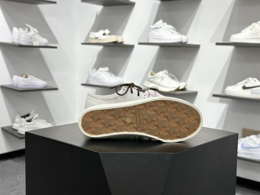 340 缪缪/MiuMiu Washed Denim Low Sneakers 水洗丹宁牛仔系列低帮德训风休闲板鞋“牛仔布帆白” 5E384E_CSL_F0304_F_005-Chinese UA Cheap High Quatity Brand Clothes Bags handbags Sneakers wholesale wholesaler seller from China Factory suppliers Fashion Clothing Shoes best Quality Beautiful Price 340 缪缪/MiuMiu Washed Denim Low Sneakers 水洗丹宁牛仔系列低帮德训风休闲板鞋“牛仔布帆白” 5E384E_CSL_F0304_F_005