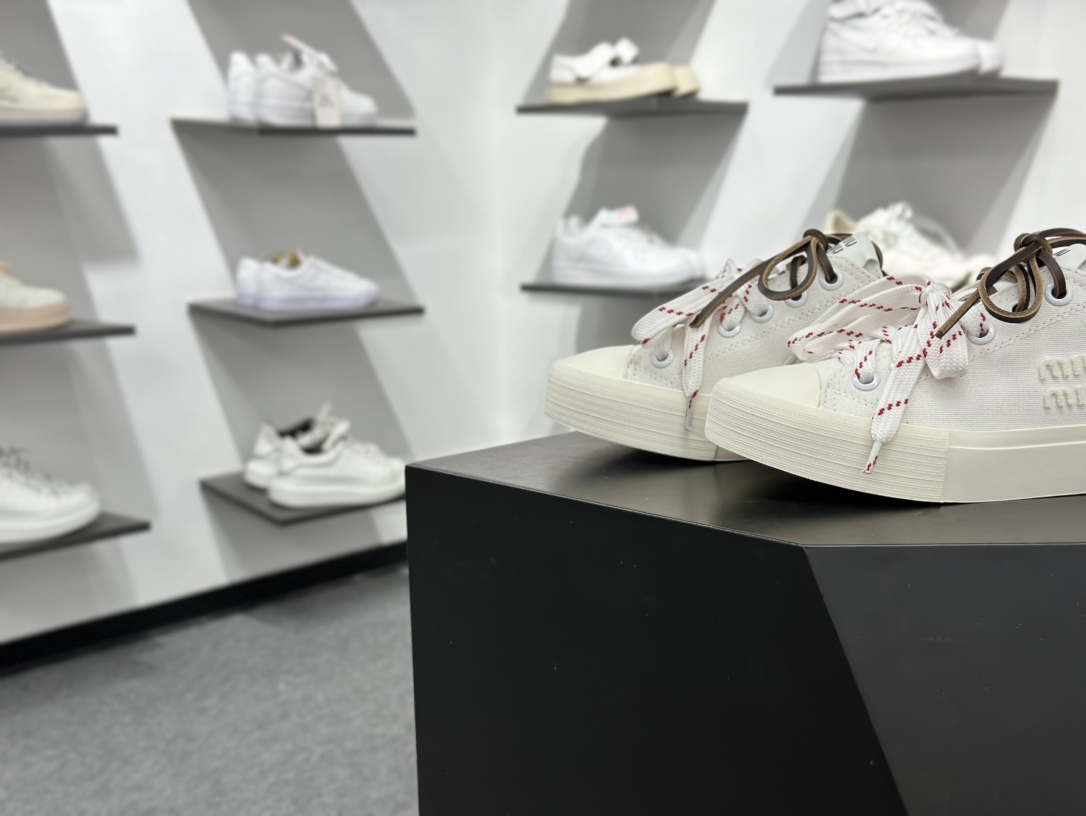 340 缪缪/MiuMiu Washed Denim Low Sneakers 水洗丹宁牛仔系列低帮德训风休闲板鞋“牛仔布帆白” 5E384E_CSL_F0304_F_005-Chinese UA Cheap High Quatity Brand Clothes Bags handbags Sneakers wholesale wholesaler seller from China Factory suppliers Fashion Clothing Shoes best Quality Beautiful Price 340 缪缪/MiuMiu Washed Denim Low Sneakers 水洗丹宁牛仔系列低帮德训风休闲板鞋“牛仔布帆白” 5E384E_CSL_F0304_F_005