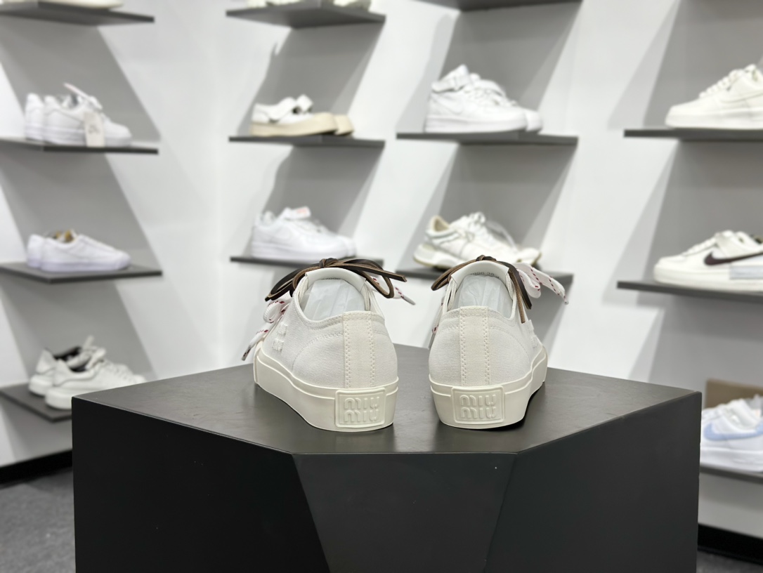 340 缪缪/MiuMiu Washed Denim Low Sneakers 水洗丹宁牛仔系列低帮德训风休闲板鞋“牛仔布帆白” 5E384E_CSL_F0304_F_005-Chinese UA Cheap High Quatity Brand Clothes Bags handbags Sneakers wholesale wholesaler seller from China Factory suppliers Fashion Clothing Shoes best Quality Beautiful Price 340 缪缪/MiuMiu Washed Denim Low Sneakers 水洗丹宁牛仔系列低帮德训风休闲板鞋“牛仔布帆白” 5E384E_CSL_F0304_F_005