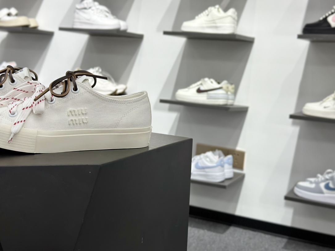 340 缪缪/MiuMiu Washed Denim Low Sneakers 水洗丹宁牛仔系列低帮德训风休闲板鞋“牛仔布帆白” 5E384E_CSL_F0304_F_005-Chinese UA Cheap High Quatity Brand Clothes Bags handbags Sneakers wholesale wholesaler seller from China Factory suppliers Fashion Clothing Shoes best Quality Beautiful Price 340 缪缪/MiuMiu Washed Denim Low Sneakers 水洗丹宁牛仔系列低帮德训风休闲板鞋“牛仔布帆白” 5E384E_CSL_F0304_F_005