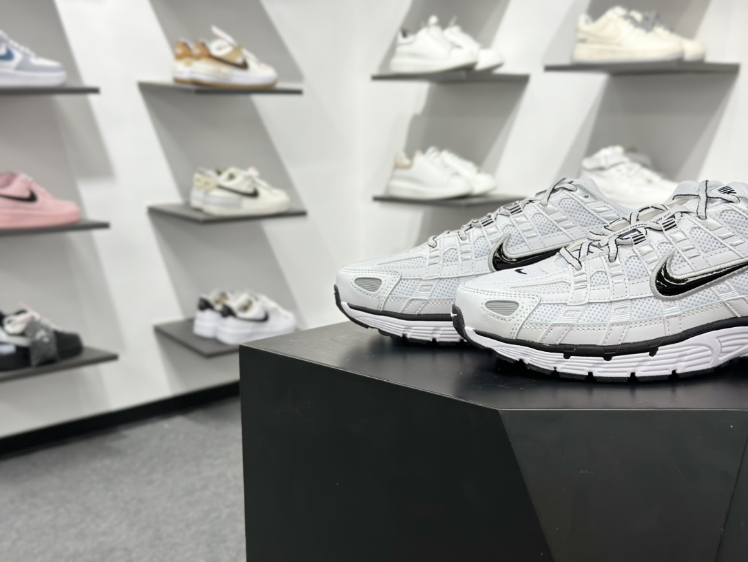 220 复古科技个性老爹鞋P-6000 灵感来源于 Pegasus 25 和 Pegasus 2006,并在设计中将这两种鞋款相互杂糅 CD6404-107-Chinese UA Cheap High Quatity Brand Clothes Bags handbags Sneakers wholesale wholesaler seller from China Factory suppliers Fashion Clothing Shoes best Quality Beautiful Price 220 复古科技个性老爹鞋P-6000 灵感来源于 Pegasus 25 和 Pegasus 2006,并在设计中将这两种鞋款相互杂糅 CD6404-107