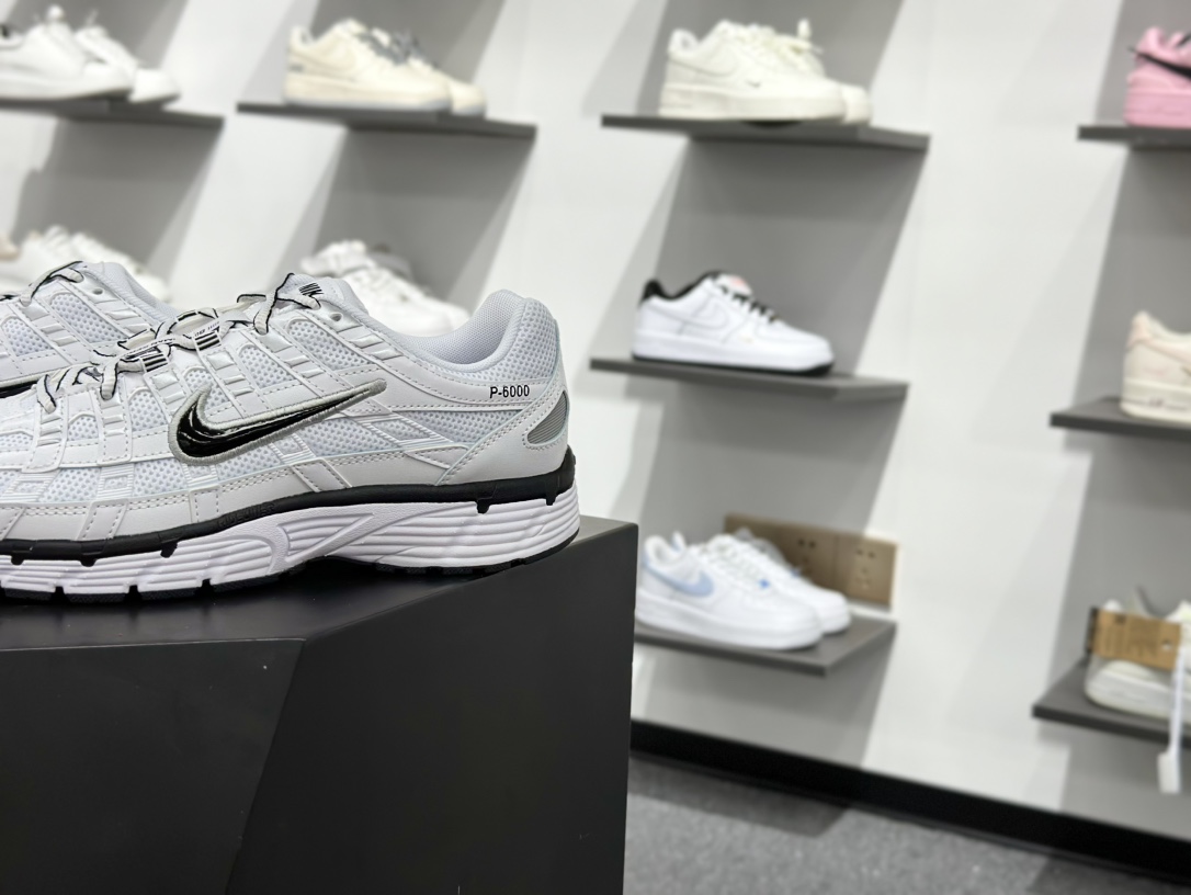 220 复古科技个性老爹鞋P-6000 灵感来源于 Pegasus 25 和 Pegasus 2006,并在设计中将这两种鞋款相互杂糅 CD6404-107-Chinese UA Cheap High Quatity Brand Clothes Bags handbags Sneakers wholesale wholesaler seller from China Factory suppliers Fashion Clothing Shoes best Quality Beautiful Price 220 复古科技个性老爹鞋P-6000 灵感来源于 Pegasus 25 和 Pegasus 2006,并在设计中将这两种鞋款相互杂糅 CD6404-107