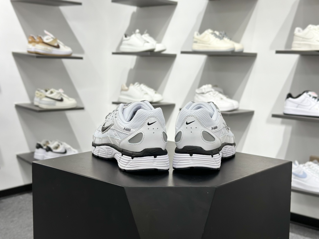 220 复古科技个性老爹鞋P-6000 灵感来源于 Pegasus 25 和 Pegasus 2006,并在设计中将这两种鞋款相互杂糅 CD6404-107-Chinese UA Cheap High Quatity Brand Clothes Bags handbags Sneakers wholesale wholesaler seller from China Factory suppliers Fashion Clothing Shoes best Quality Beautiful Price 220 复古科技个性老爹鞋P-6000 灵感来源于 Pegasus 25 和 Pegasus 2006,并在设计中将这两种鞋款相互杂糅 CD6404-107