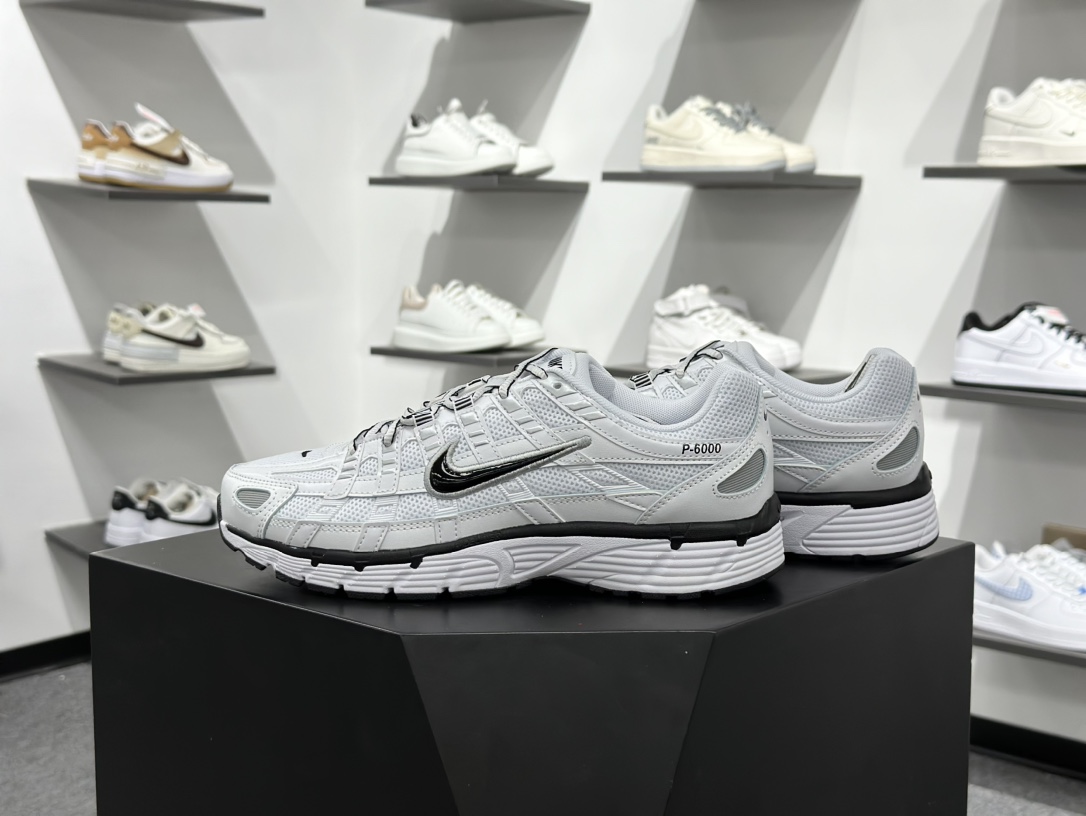 220 复古科技个性老爹鞋P-6000 灵感来源于 Pegasus 25 和 Pegasus 2006,并在设计中将这两种鞋款相互杂糅 CD6404-107-Chinese UA Cheap High Quatity Brand Clothes Bags handbags Sneakers wholesale wholesaler seller from China Factory suppliers Fashion Clothing Shoes best Quality Beautiful Price 220 复古科技个性老爹鞋P-6000 灵感来源于 Pegasus 25 和 Pegasus 2006,并在设计中将这两种鞋款相互杂糅 CD6404-107