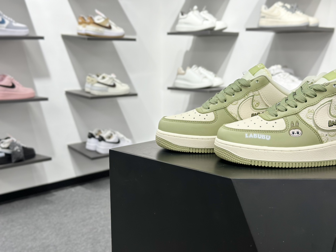 LaBuBu x Nike Air Force 1 Low 拉布布 x 耐克 空军一号 低帮 休闲运动板鞋 DX0188-093-莆田鞋,莆田鞋货源,高仿鞋,高仿鞋货源,安福档口,莆田高仿鞋,莆田鞋批发,高仿鞋批发,莆田高仿运动鞋,高仿运动鞋,莆田运动鞋 LaBuBu x Nike Air Force 1 Low 拉布布 x 耐克 空军一号 低帮 休闲运动板鞋 DX0188-093