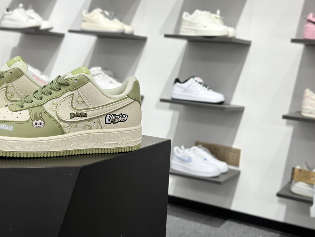 LaBuBu x Nike Air Force 1 Low 拉布布 x 耐克 空军一号 低帮 休闲运动板鞋 DX0188-093-莆田鞋,莆田鞋货源,高仿鞋,高仿鞋货源,安福档口,莆田高仿鞋,莆田鞋批发,高仿鞋批发,莆田高仿运动鞋,高仿运动鞋,莆田运动鞋 LaBuBu x Nike Air Force 1 Low 拉布布 x 耐克 空军一号 低帮 休闲运动板鞋 DX0188-093