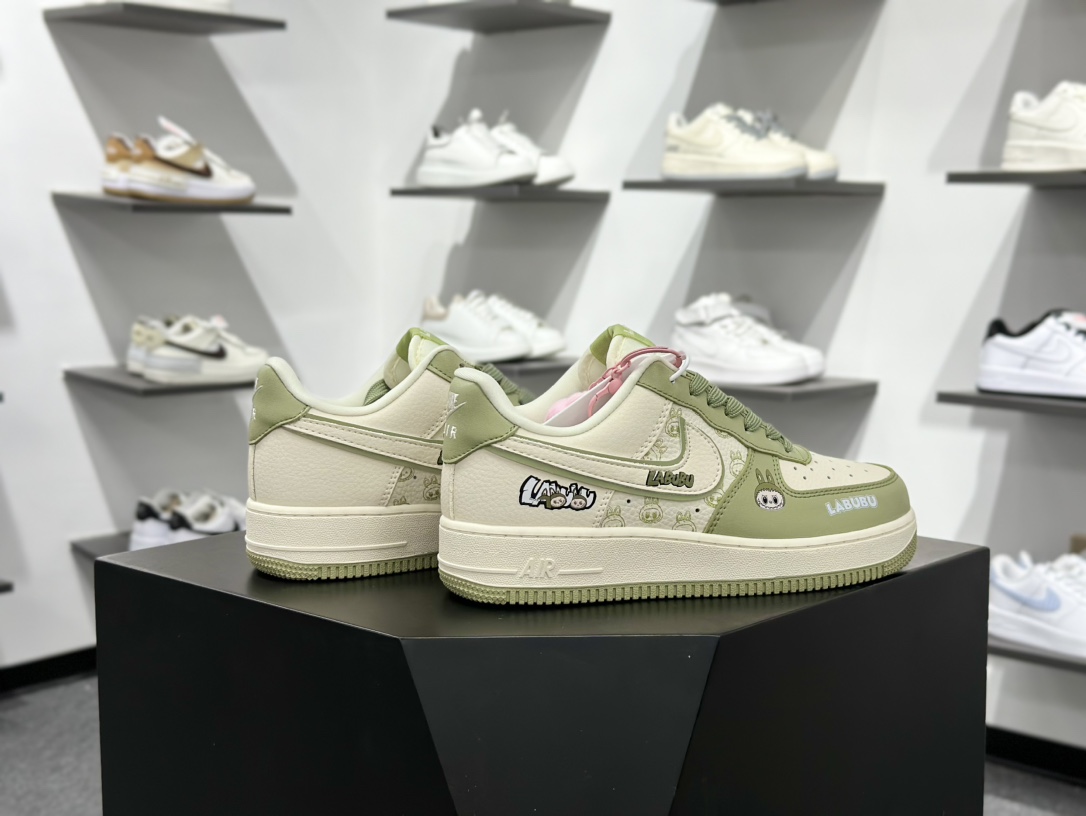 LaBuBu x Nike Air Force 1 Low 拉布布 x 耐克 空军一号 低帮 休闲运动板鞋 DX0188-093-莆田鞋,莆田鞋货源,高仿鞋,高仿鞋货源,安福档口,莆田高仿鞋,莆田鞋批发,高仿鞋批发,莆田高仿运动鞋,高仿运动鞋,莆田运动鞋 LaBuBu x Nike Air Force 1 Low 拉布布 x 耐克 空军一号 低帮 休闲运动板鞋 DX0188-093