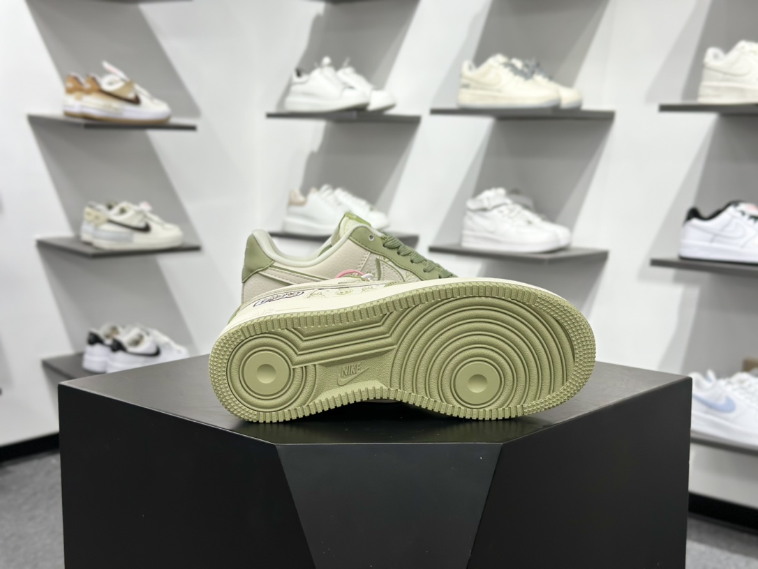 LaBuBu x Nike Air Force 1 Low 拉布布 x 耐克 空军一号 低帮 休闲运动板鞋 DX0188-093-莆田鞋,莆田鞋货源,高仿鞋,高仿鞋货源,安福档口,莆田高仿鞋,莆田鞋批发,高仿鞋批发,莆田高仿运动鞋,高仿运动鞋,莆田运动鞋 LaBuBu x Nike Air Force 1 Low 拉布布 x 耐克 空军一号 低帮 休闲运动板鞋 DX0188-093