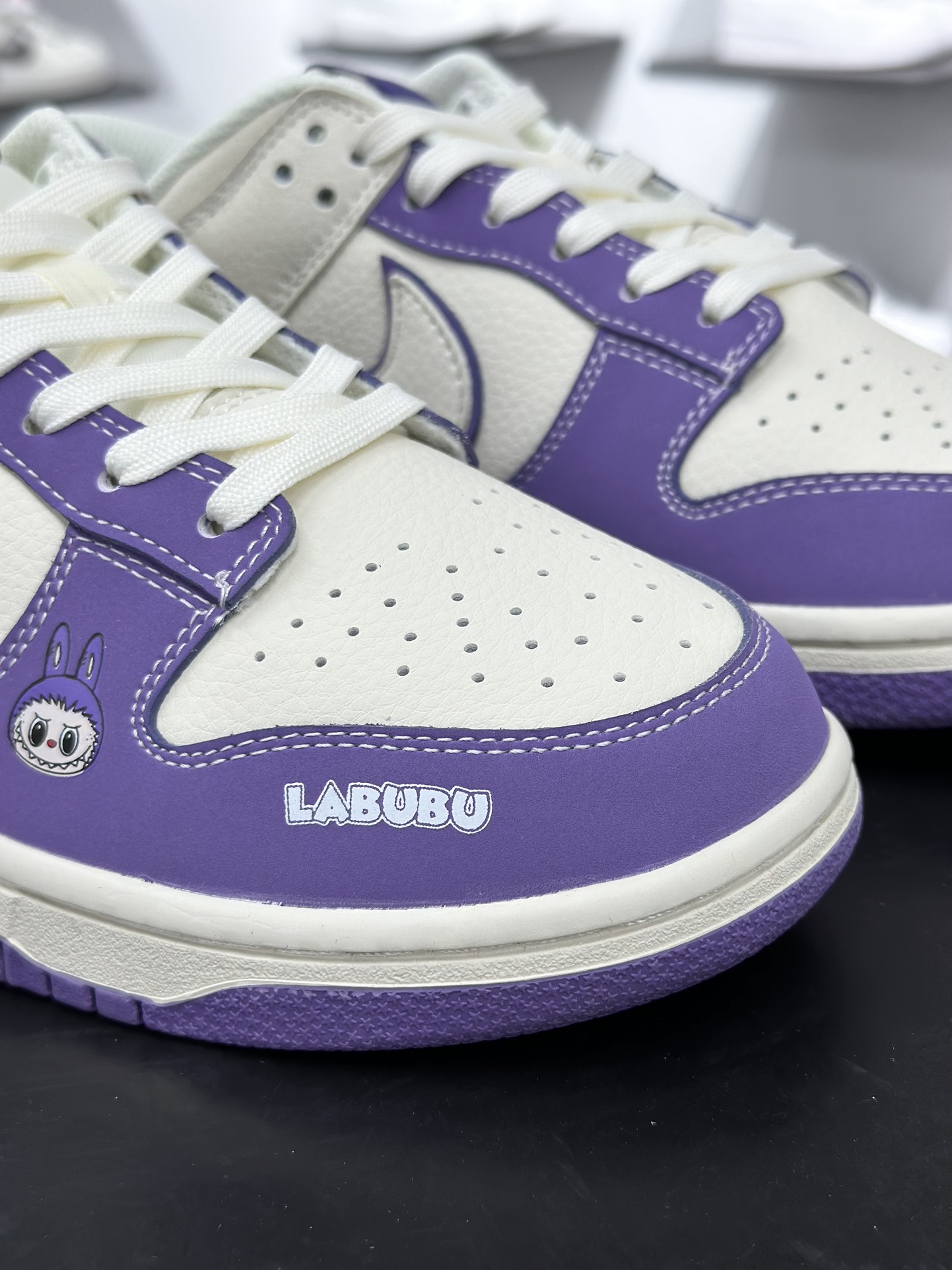 NIKE SB Dunk Low RETRO x LABUBU DS6608-007-莆田鞋,莆田鞋货源,高仿鞋,高仿鞋货源,安福档口,莆田高仿鞋,莆田鞋批发,高仿鞋批发,莆田高仿运动鞋,高仿运动鞋,莆田运动鞋 NIKE SB Dunk Low RETRO x LABUBU DS6608-007
