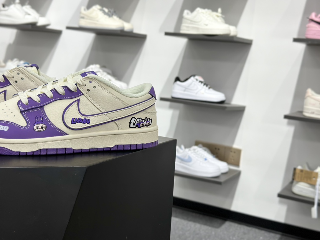 NIKE SB Dunk Low RETRO x LABUBU DS6608-007-莆田鞋,莆田鞋货源,高仿鞋,高仿鞋货源,安福档口,莆田高仿鞋,莆田鞋批发,高仿鞋批发,莆田高仿运动鞋,高仿运动鞋,莆田运动鞋 NIKE SB Dunk Low RETRO x LABUBU DS6608-007