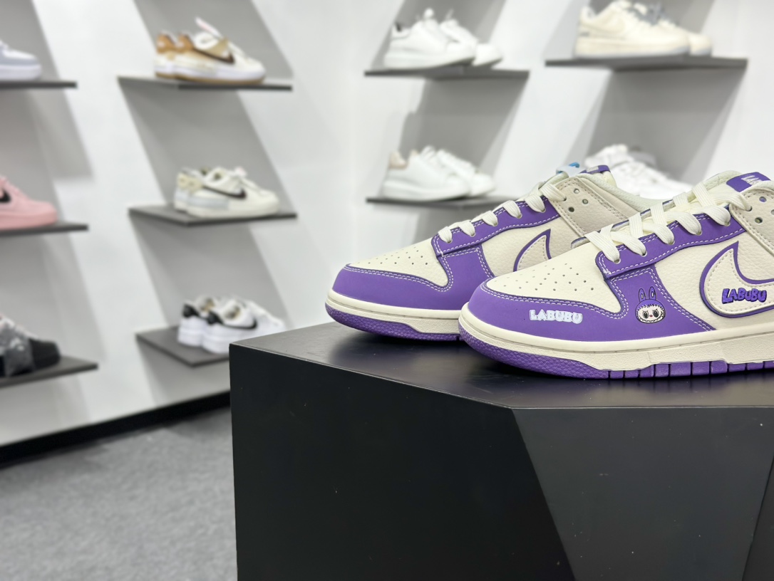 NIKE SB Dunk Low RETRO x LABUBU DS6608-007-莆田鞋,莆田鞋货源,高仿鞋,高仿鞋货源,安福档口,莆田高仿鞋,莆田鞋批发,高仿鞋批发,莆田高仿运动鞋,高仿运动鞋,莆田运动鞋 NIKE SB Dunk Low RETRO x LABUBU DS6608-007