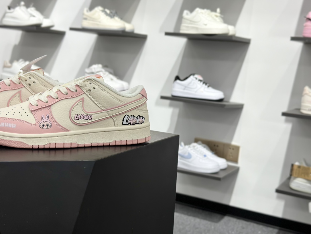 NIKE SB Dunk Low RETRO x LABUBU  DS6608-009