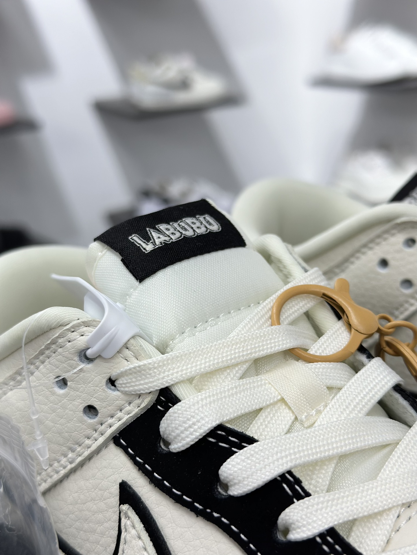 NIKE SB Dunk Low RETRO x LABUBU DS6608-010