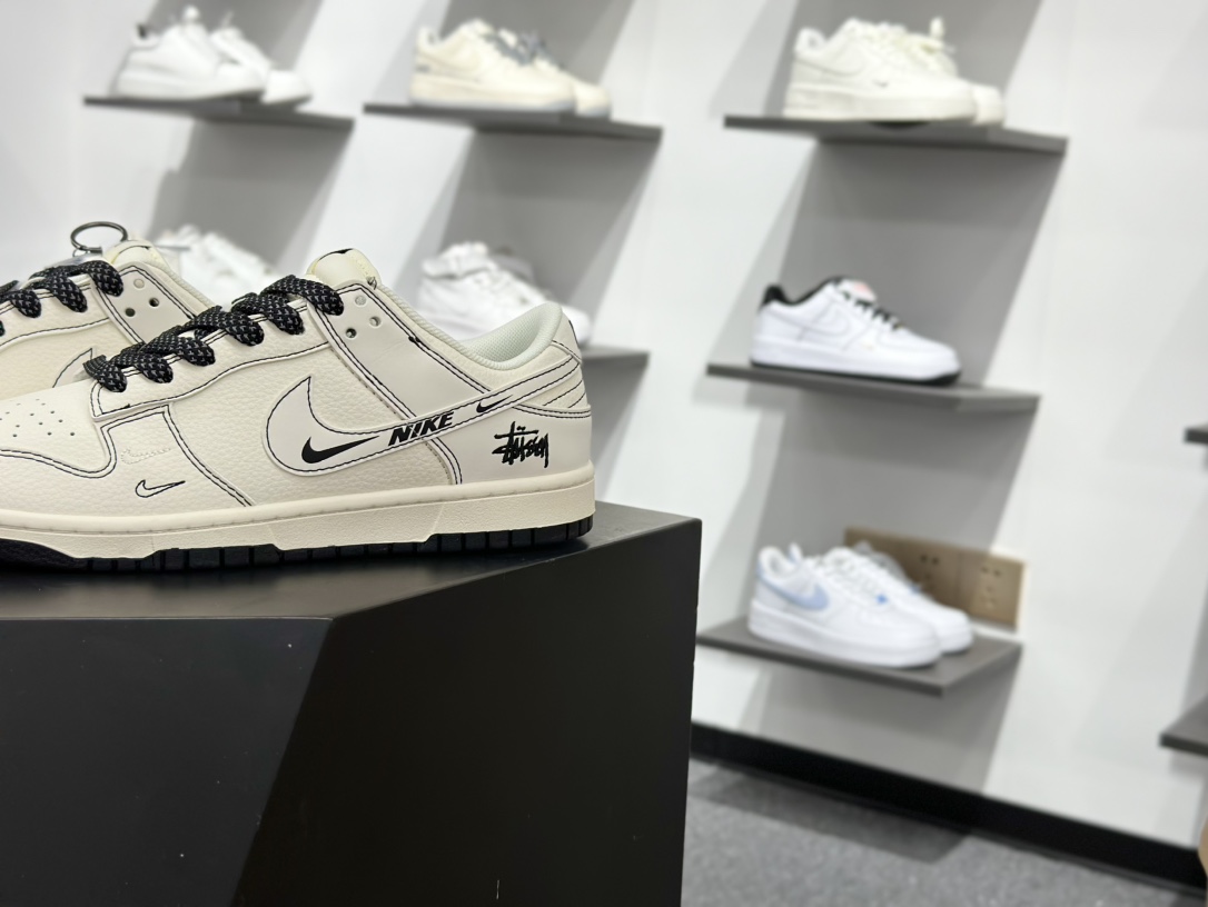 Nike SB Dunk Low x Supreme 白黑小勾满天星 HH7518-098-莆田鞋,莆田鞋货源,高仿鞋,高仿鞋货源,安福档口,莆田高仿鞋,莆田鞋批发,高仿鞋批发,莆田高仿运动鞋,高仿运动鞋,莆田运动鞋 Nike SB Dunk Low x Supreme 白黑小勾满天星 HH7518-098