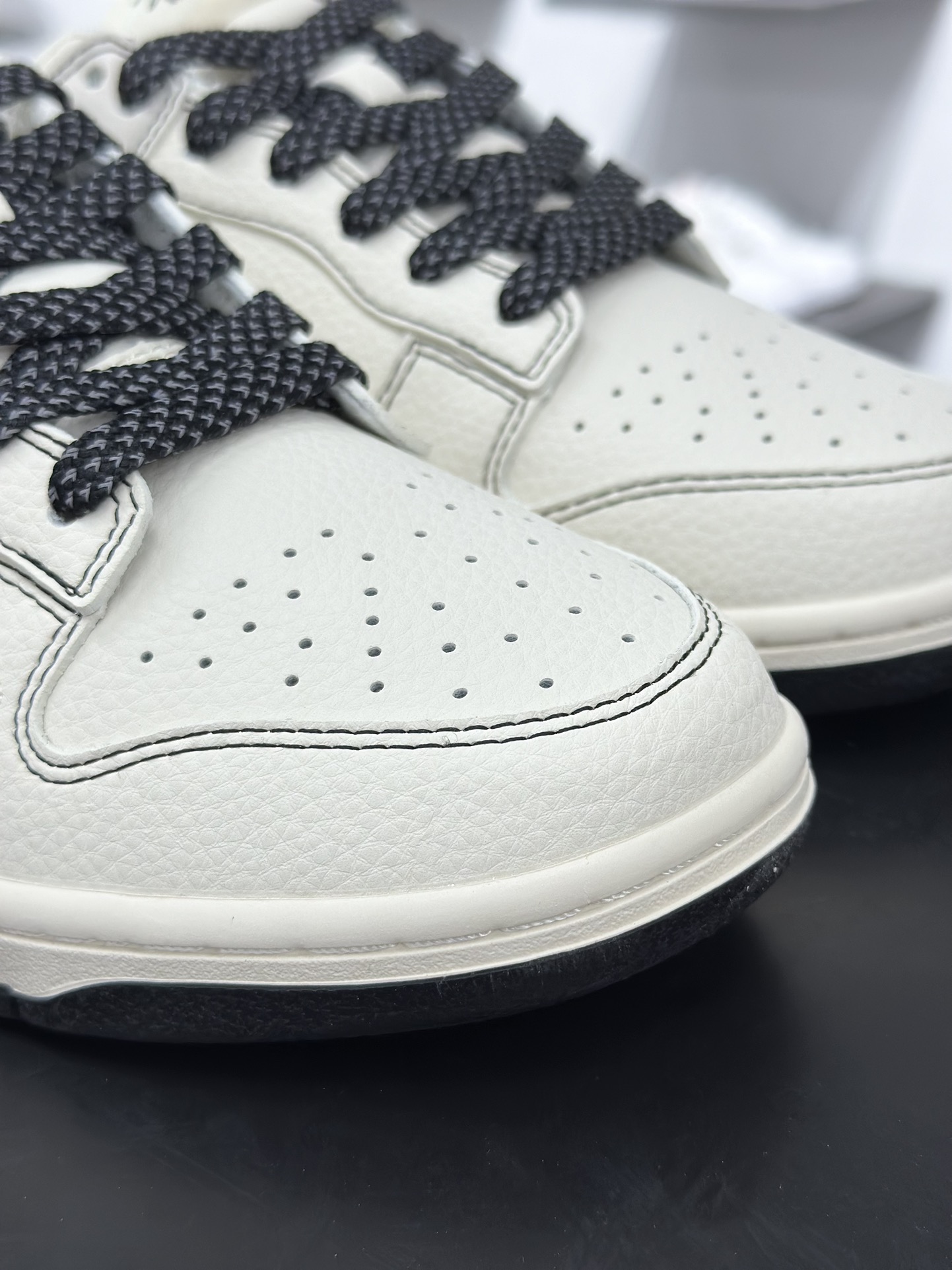 Nike SB Dunk Low x Supreme 白黑小勾满天星 HH7518-098-莆田鞋,莆田鞋货源,高仿鞋,高仿鞋货源,安福档口,莆田高仿鞋,莆田鞋批发,高仿鞋批发,莆田高仿运动鞋,高仿运动鞋,莆田运动鞋 Nike SB Dunk Low x Supreme 白黑小勾满天星 HH7518-098