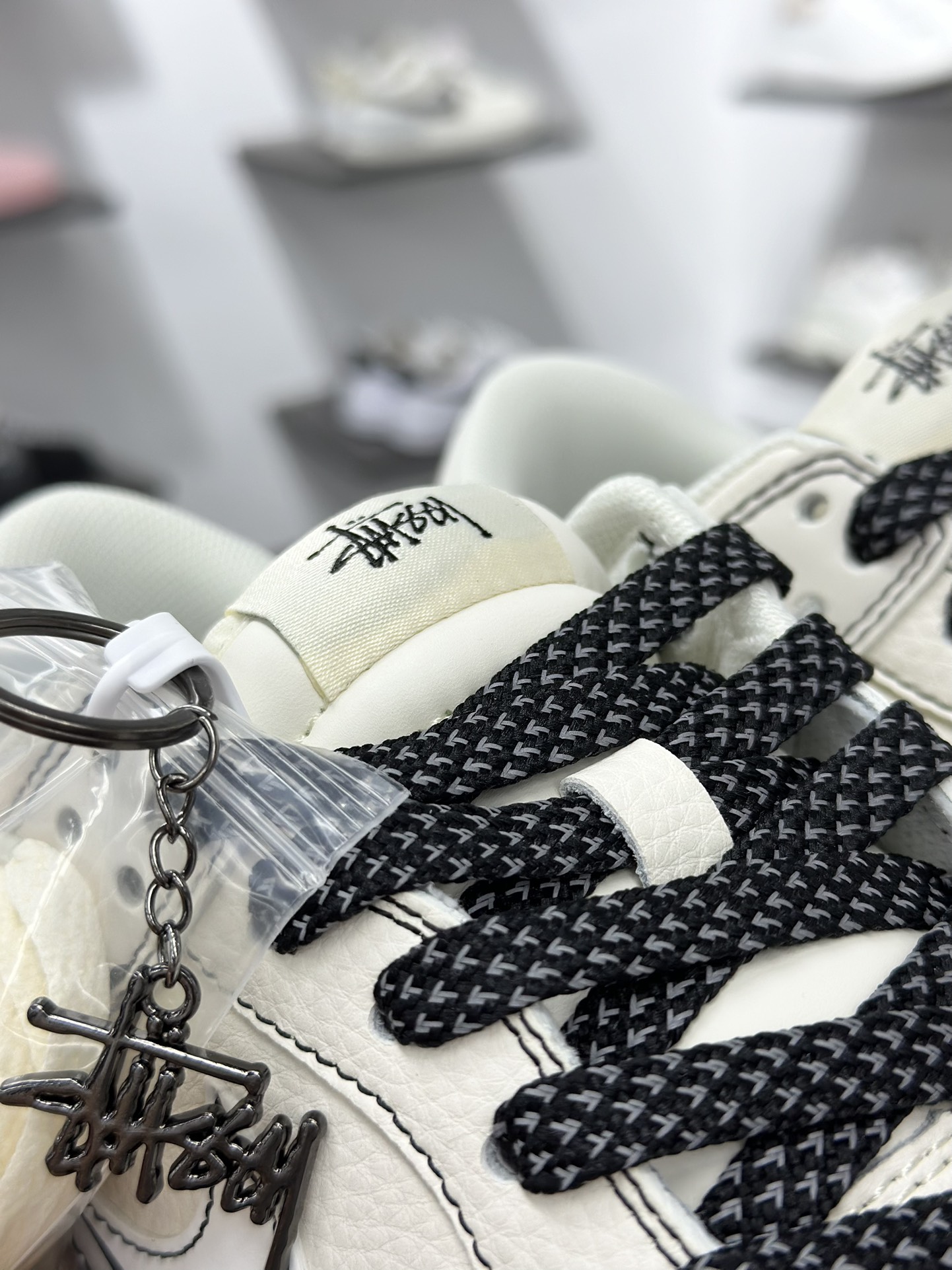 Nike SB Dunk Low x Supreme 白黑小勾满天星 HH7518-098-莆田鞋,莆田鞋货源,高仿鞋,高仿鞋货源,安福档口,莆田高仿鞋,莆田鞋批发,高仿鞋批发,莆田高仿运动鞋,高仿运动鞋,莆田运动鞋 Nike SB Dunk Low x Supreme 白黑小勾满天星 HH7518-098