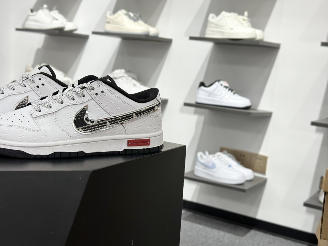 Nike SB Dunk Low “路易威登LV联名---纯白lv印花” 高端定制 低帮休闲板鞋 DS6608-002-莆田鞋,莆田鞋货源,高仿鞋,高仿鞋货源,安福档口,莆田高仿鞋,莆田鞋批发,高仿鞋批发,莆田高仿运动鞋,高仿运动鞋,莆田运动鞋 Nike SB Dunk Low “路易威登LV联名---纯白lv印花” 高端定制 低帮休闲板鞋 DS6608-002