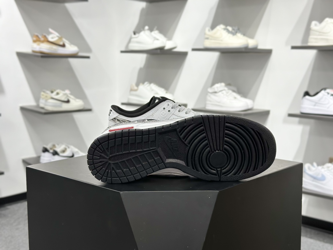 Nike SB Dunk Low “路易威登LV联名---纯白lv印花” 高端定制 低帮休闲板鞋 DS6608-002-莆田鞋,莆田鞋货源,高仿鞋,高仿鞋货源,安福档口,莆田高仿鞋,莆田鞋批发,高仿鞋批发,莆田高仿运动鞋,高仿运动鞋,莆田运动鞋 Nike SB Dunk Low “路易威登LV联名---纯白lv印花” 高端定制 低帮休闲板鞋 DS6608-002