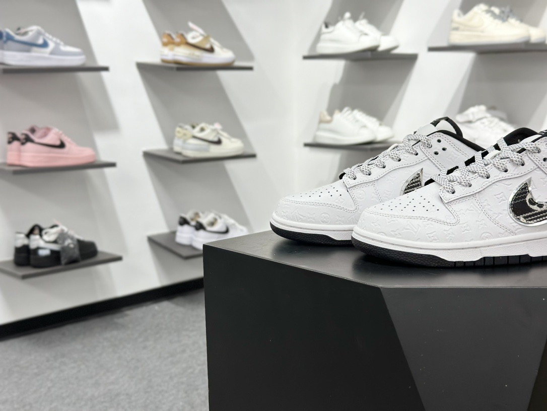 Nike SB Dunk Low “路易威登LV联名---纯白lv印花” 高端定制 低帮休闲板鞋 DS6608-002-莆田鞋,莆田鞋货源,高仿鞋,高仿鞋货源,安福档口,莆田高仿鞋,莆田鞋批发,高仿鞋批发,莆田高仿运动鞋,高仿运动鞋,莆田运动鞋 Nike SB Dunk Low “路易威登LV联名---纯白lv印花” 高端定制 低帮休闲板鞋 DS6608-002