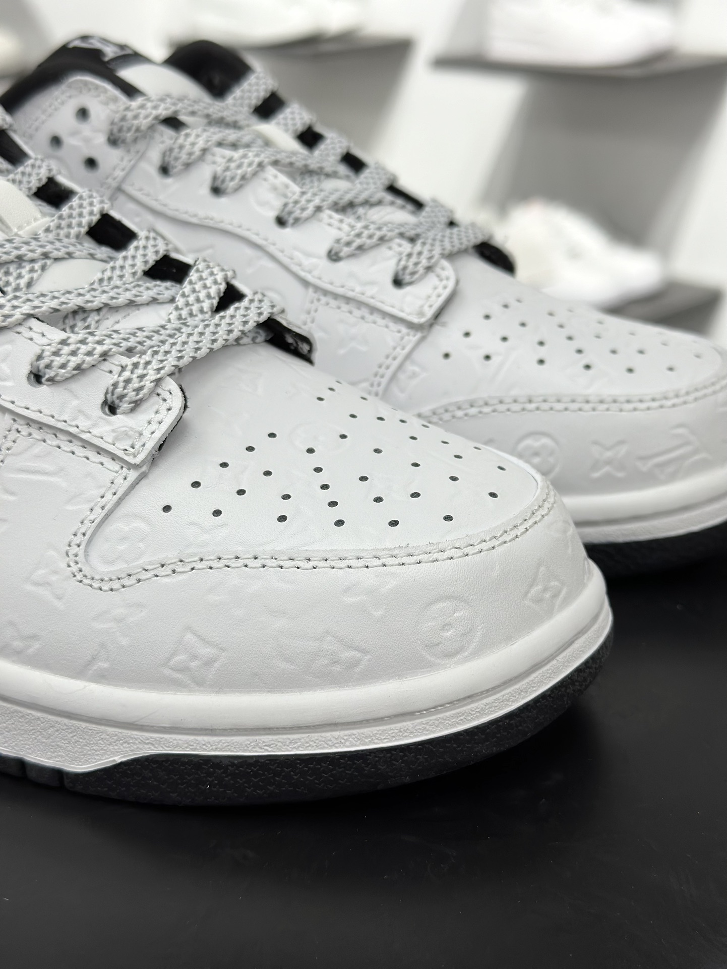 Nike SB Dunk Low “路易威登LV联名---纯白lv印花” 高端定制 低帮休闲板鞋 DS6608-002-莆田鞋,莆田鞋货源,高仿鞋,高仿鞋货源,安福档口,莆田高仿鞋,莆田鞋批发,高仿鞋批发,莆田高仿运动鞋,高仿运动鞋,莆田运动鞋 Nike SB Dunk Low “路易威登LV联名---纯白lv印花” 高端定制 低帮休闲板鞋 DS6608-002